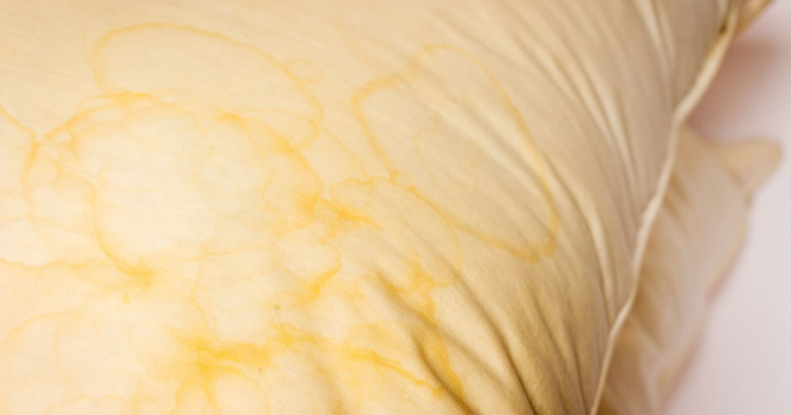 Você está visualizando atualmente Como Tirar o Amarelado do Travesseiro: Dicas Infalíveis para um Travesseiro Branco e Limpo